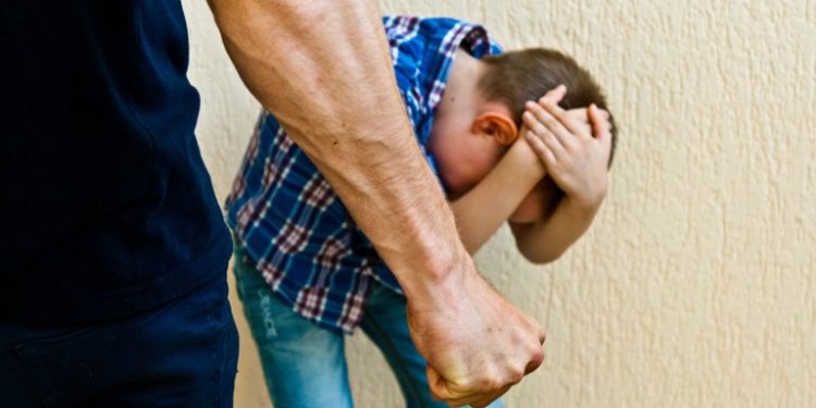 В Омске отчим издевался над 8-летним пасынком