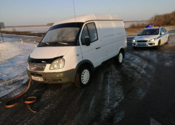 Омские автоинспекторы спасли замерзающего водителя