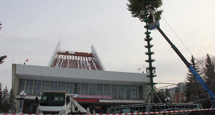 В Омске перед музтеатром монтируют главную городскую елку В Омске перед музтеатром монтируют главную городскую елку