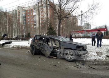 В Омске в лобовом столкновении двух иномарок пострадали оба водителя