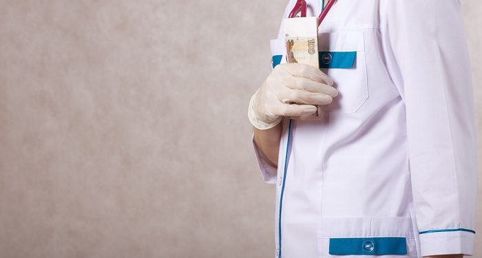 В Омской области фельдшер подделала документы, чтобы получить премию