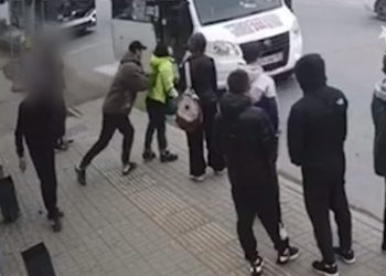 Следком опубликовал запись момента, где наркоман толкает женщину под колёса маршрутки (ВИДЕО)