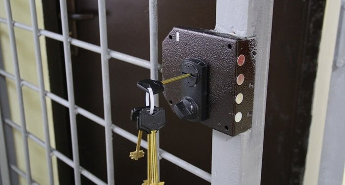 В Омском пригороде матерый уголовник, угрожая ножом, обобрал хозяина дома как липку