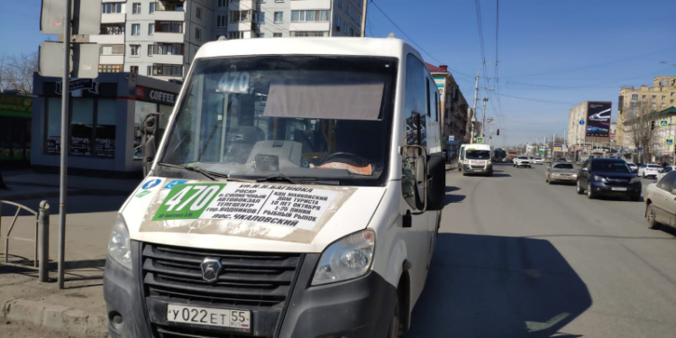 Госавтоинспекторы задержали в центре Омска шофера маршрутки, лишенного водительских прав