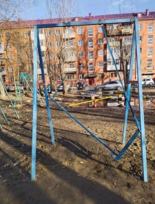 Мальчик, на которого во дворе одной из омских многоэтажек упали качели, оказался в больнице с серьезной травмой