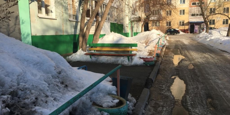 Суд обязал УК «Труд» компенсировать ущерб омичке, упавшей в дворе дома