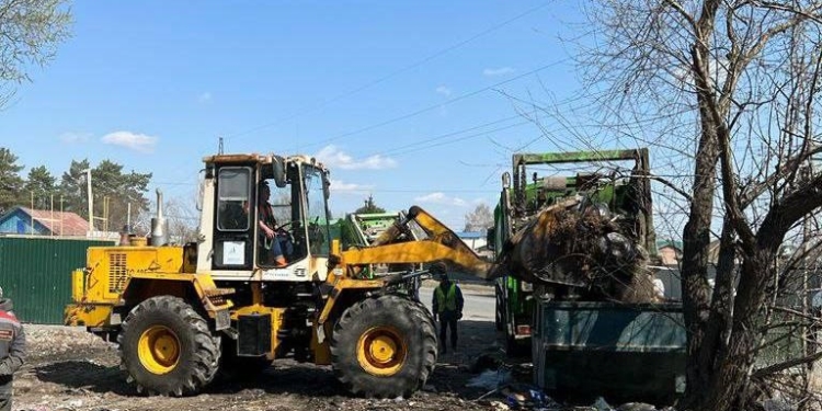 В Омске организовали круглосуточный вывоз мусора после субботников