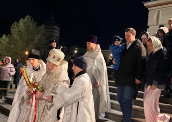 Виталий Хоценко с женой и сыном посетил в Омске Пасхальную службу