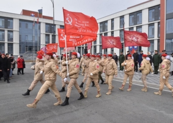 В омском кадетском корпусе стартовала «Эстафета Знамени Победы»: флаг победителей передадут во все районы области