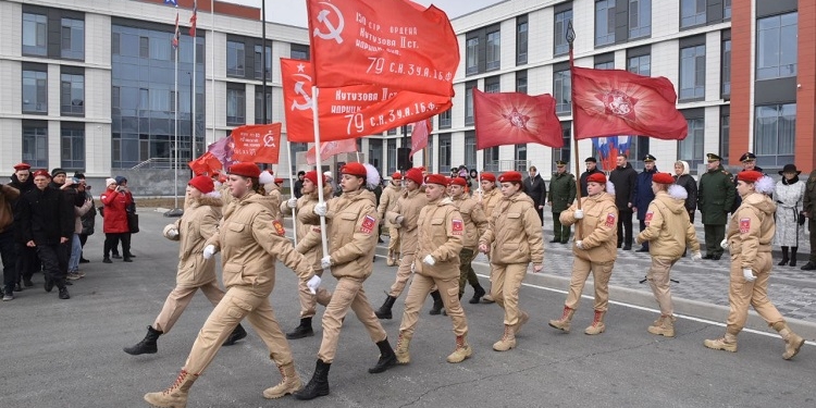 В омском кадетском корпусе стартовала «Эстафета Знамени Победы»: флаг победителей передадут во все районы области