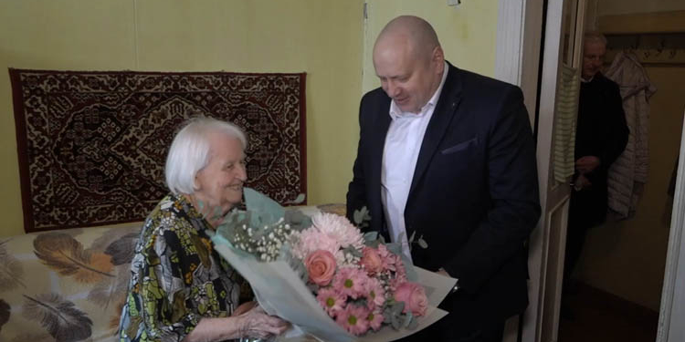 Сергей Шелест поздравил с Первомаем заслуженную омичку