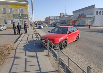 В Омске водитель на «Хонде» влетел в забор и погиб