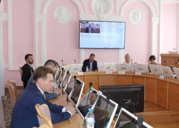 В Омском горсовете обсудили создание платных парковок в городе