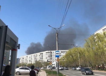 Очевидцы сообщают о крупном пожаре на Левобережье Омска